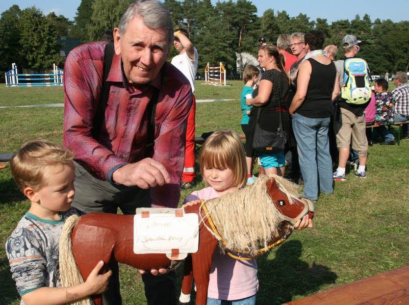 Das „Spendenpony Struppi“ ist das einzige Pferd, das die ganze Zeit über nicht selbst laufen muss, sondern von Louis und Paula getragen und von vielen Besuchern „gefüttert“ wird. Der Erlös kommt dem Nachwuchssport im Gastgeberverein zugute.
