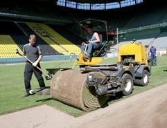 Rollrasen wird am Mittwoch (10. Mai) im WM-Stadion in Dortmund verlegt. Während der WM werden in Dortmund sechs Spiele ausgetragen. (Foto: dpa)