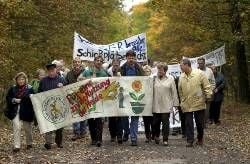Rund 300 Menschen haben am Sonntag auf ihrem 100. Friedesweg für eine zivile Nutzung der Colbitz-Letzlinger Heide bei Magdeburg demonstriert. Während des mehrere Kilometer langen Marsches von Zienau in Richtung Gardelegen protestierten sie auch gegen militärische Aktionen. Auf Transparenten hieß es «Wenn wir unseren Kindern nicht den Frieden erklären, erklären sie anderen den Krieg» oder «Bomben schaffen keinen Frieden».