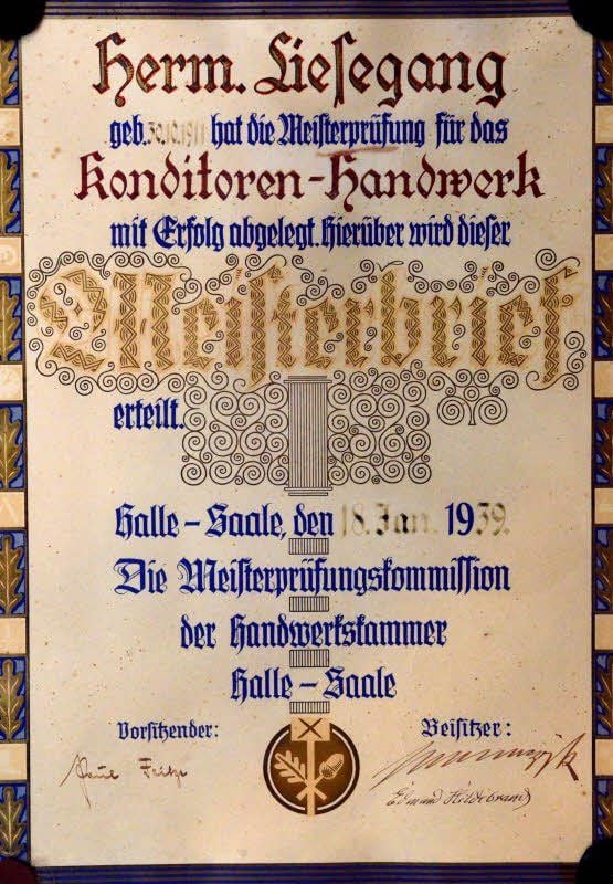 Der Meisterbrief von Firmengründer Hermann Liesegang ist schmuckvoll gestaltet. Im Januar 1939 legte er die Prüfung vor der Handwerkskammer in Halle ab.