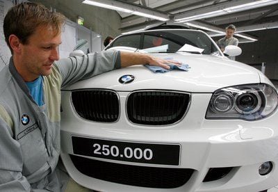 BMW-Mitarbeiter Jörg Liebing putzt am 03.07.2007 den 250.000sten BMW im BMW-Werk Leipzig. (Foto: dpa)