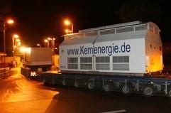Von starken Polizeieinheiten begleitet, kommt der Konvoi mit 12 auf Lastwagen geladenen Castor-Behältern am frühen Montagmorgen am Zwischenlager in Gorleben (Niedersachsen) an. (Foto: dpa)