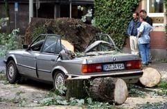 Ein zerstörtes Auto steht am Montag (19.07.2004) in der Innenstadt in Duisburg. (Foto: dpa)