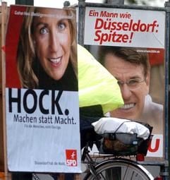 Wahlplakaten des Düsseldorfer Oberbürgermeisters Joachim Erwin (r, CDU) und seiner Kontrahentin Gudrun Hock (SPD) in Düsseldorf. (Foto: dpa)