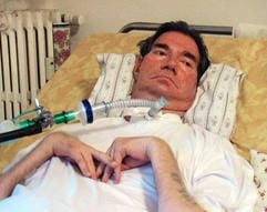 Der Italiener Piergiorgio Welby, der seit Jahrzehnten unter Muskelschwund leidet und mittlerweile gelähmt ans Krankenbett gefesselt ist, kann nur noch mit den Augen kommunizieren. (Foto: dpa)