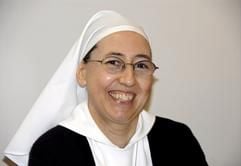 Das Geheimnis um das Wunder von PapstJohannes Paul II. ist gelüftet. «Ich war krank, jetzt bin ich wiedergesund», sagte die 46-jährige Nonne Marie Simon-Pierre am Freitag aufeiner Pressekonferenz in der südfranzösischen Stadt Aix-en-Provence. (Foto: dpa)