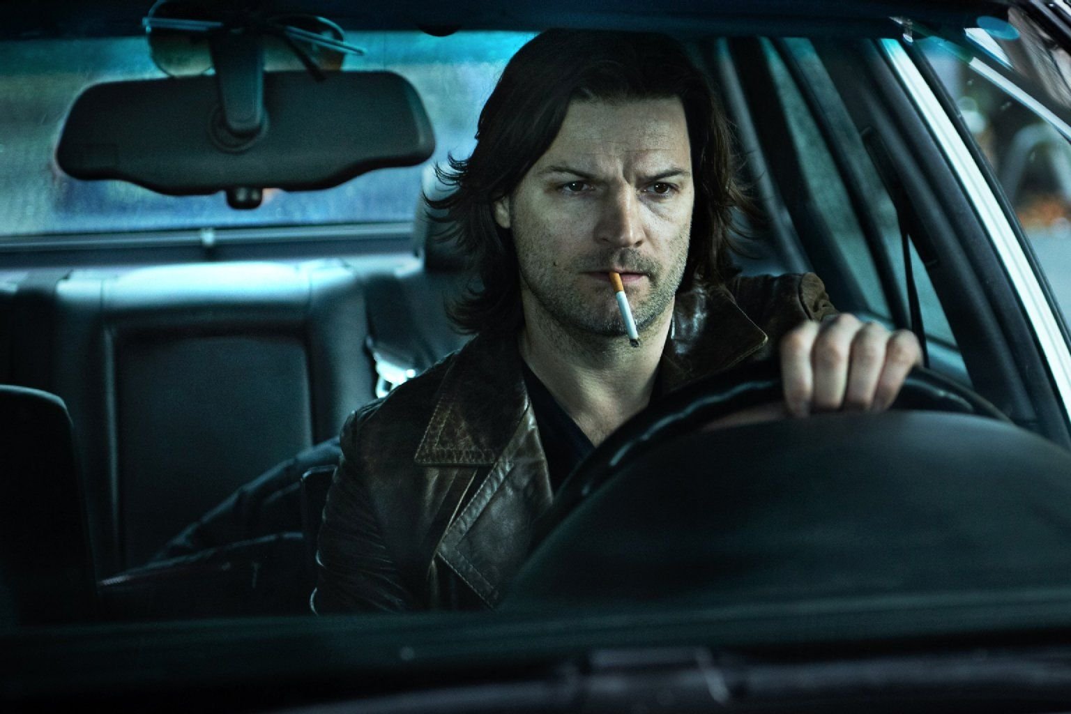 Hauptkommissar Claudius Zorn (Mišel Matičević) entspannt im Auto bei einer Zigarette.
