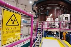 Im Inneren des Forschungsreaktors FRM II in Garching bei München, wo Wissenschaftlern mit Neutronen (im Hintergrund das Becken der Neutronenquelle) Versuche im physikalischen und medizinischen Bereich betreiben (Foto vom 28.05.2004). Der Reaktor wird am 09.Juni 2004 offiziell eröffnet. (Foto: dpa)