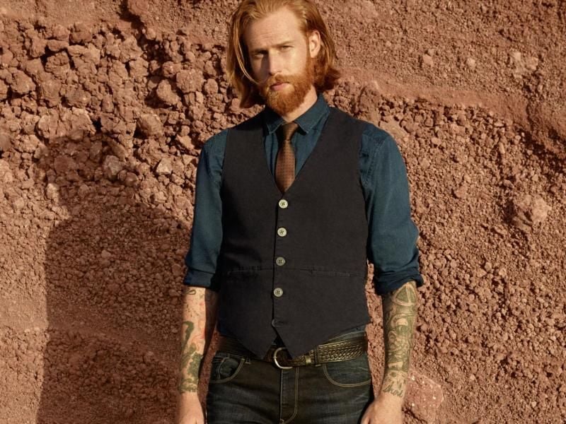Modeunternehmen wie hier Esprit kombinieren die Weste oft zu Jeans und Jeanshemd. Dazu kommt neben der schickeren Anzugsweste teils sogar noch eine Krawatte (Weste ca. 50 Euro, Hemd ca. 40 Euro, Krawatte ca. 30 Euro, Jeans ca. 60 Euro). Foto: Esprit/dpa-tmn