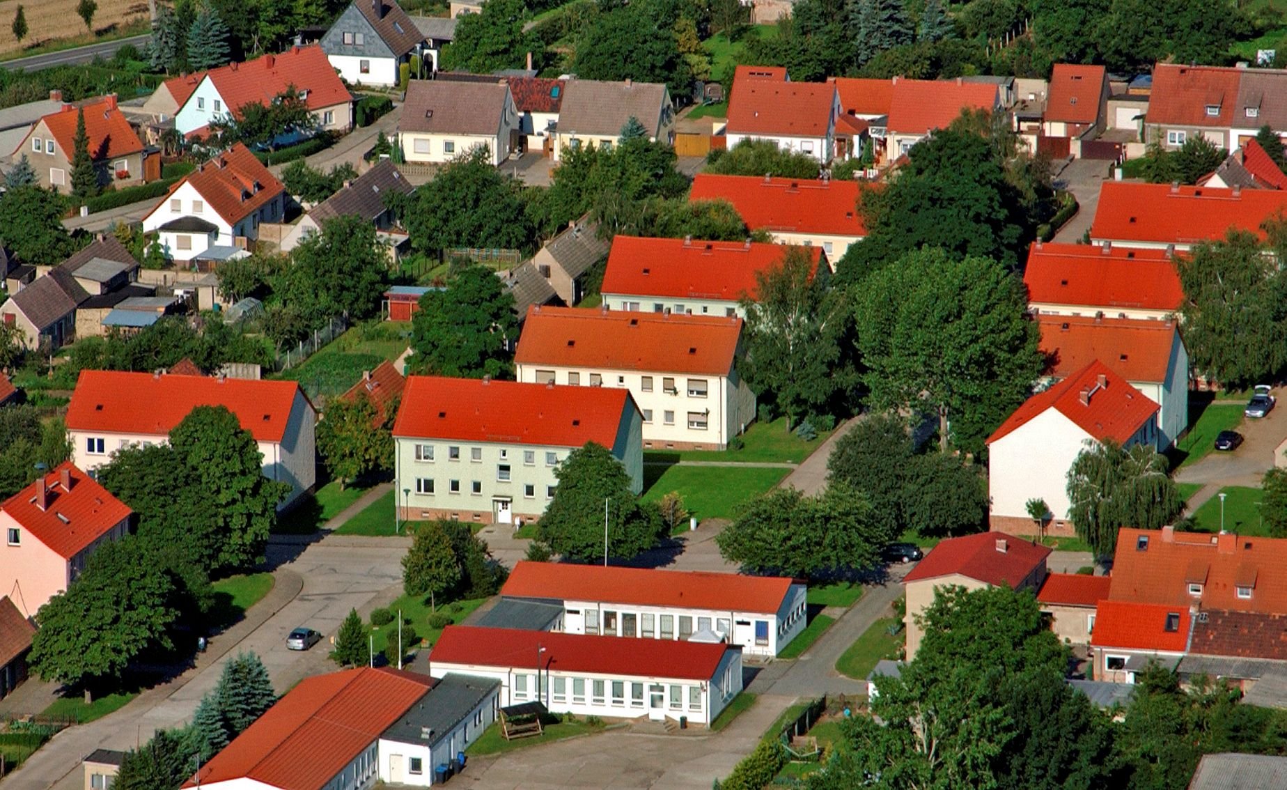 Die Mehrfamilienhäuser im Ascherslebener Ortsteil Neu Königsaue gehören dem Wohnungsunternehmen Vorharzer Heimstätte.
