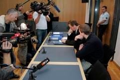 Der Angeklagte (r.) sitzt am Donnerstag (27.09.07) in Magdeburg auf der Anklagebank am Landgericht neben seinem Anwalt (2.v.r.). (Foto: ddp)