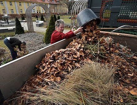 Der Bauwirtschaftshof von Aschersleben stellt für den Arbeitseinsatz die Technik zur Verfügung, um das alte Laub, Stauden- und Rosenreste abzufahren.