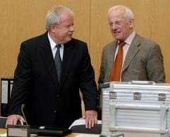 Der Gründer der PixelNet AG, Matthias Sawatzky (l), spricht am Donnerstag (25.09.2003) im Gerichtssaal des Landgerichts Landshut mit seinem Verteidiger Wolfgang Kreuzer (r). Dem 59-jährigen Sawatzky wird von der Staatsanwaltschaft vorgeworfen, bei der Steuererklärung den Verkauf von Gesellschaftsanteilen eines Unternehmens im Jahr 1991 verschwiegen zu haben. Dadurch habe er rund 2,3 Millionen Euro Steuern hinterzogen. Gegen Sawatzky wird auch wegen Kursbetrugs im Zusammenhang mit dem PixelNet-Börsengang im Jahr 2000 ermittelt. Die Geschäftsbilanz, die PixelNet damals zur Aktienausgabe vorlegte, soll mit fingierten Umsätzen geschönt worden sein. (Foto: dpa)