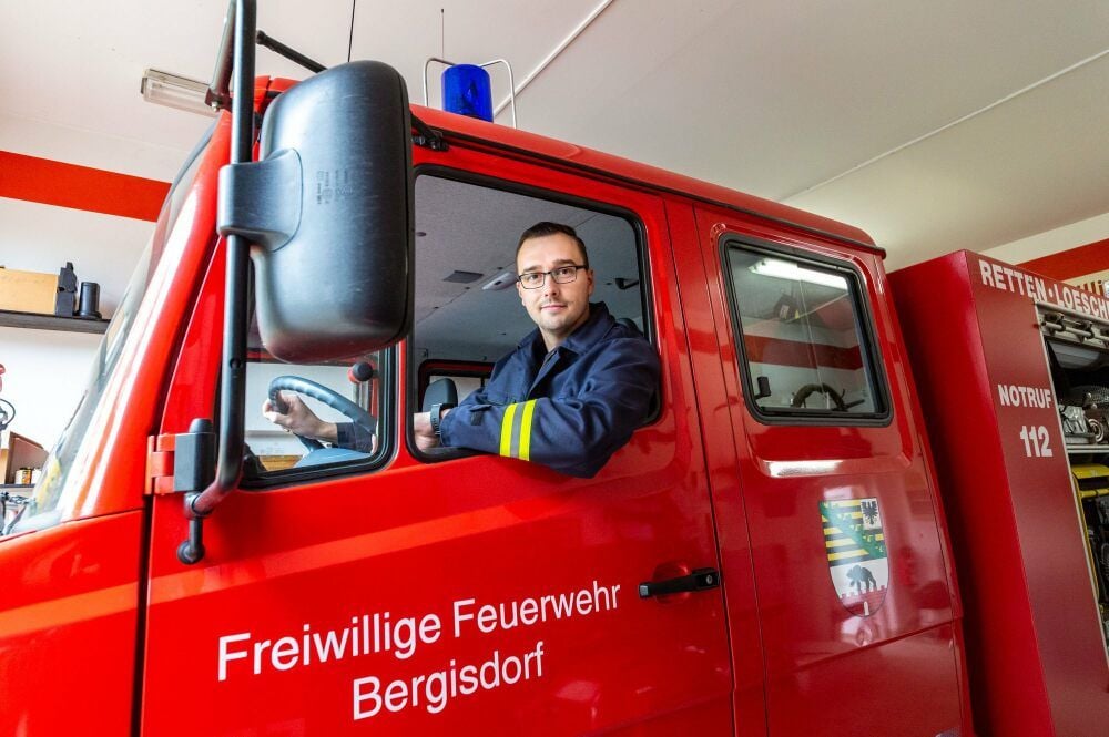Wehrleiter Benjamin im Tragkraftspritzenfahrzeug der Bergisdorfer