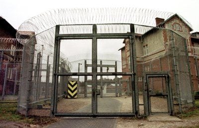 Hohe Metallzäune umgeben die Forensische Klinik in Uchtspringe (FOTO: DPA)
