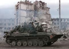 Ein russischer Panzer patrouilliert durch die zerstörte tschetschenische Hauptstadt Grosny. (Archivfoto: dpa)