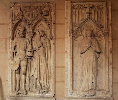 Die Grabplatten des Herzogs von Sachsen-Wittenberg, Rudolf II., und seiner Frau Elisabeth von Lindow-Ruppin (l.) und seiner Tochter Elisabeth (r.) in Wittenberg in der Schlosskirche. (FOTO: DDP)