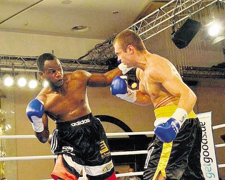 Chris Mafuta (l.) und Dominic Bösel lieferten sich im Maritim-Hotel einen packenden Fight. Am Ende triumphierte der Titelverteidiger Bösel.