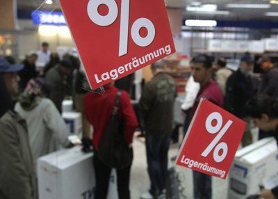 Kunden in einer Quelle-Filiale - das Unternehmen weitete den Ausverkauf am Montag auch auf die rund 80 Quelle-Technik-Center und die knapp 1200 Quelle-Shops aus. (FOTO: DPA)