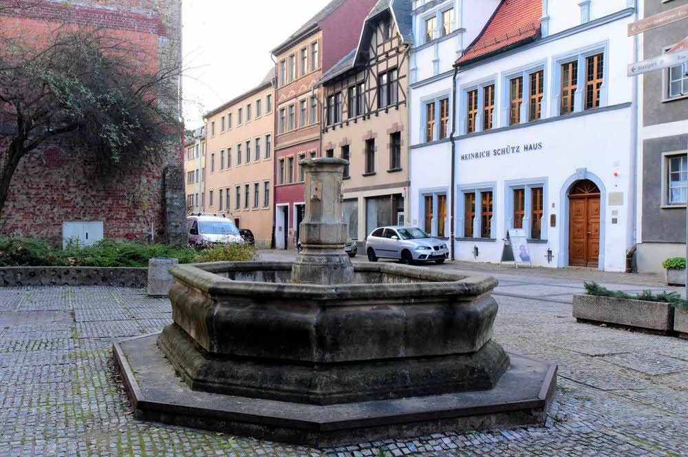 Der Klosterbrunnen in der Nikolaistraße in Weißenfels nach der Zerstörung