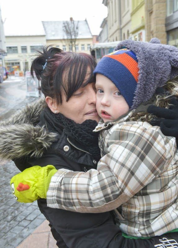 Knuddeln mit seiner Mutter Nicole Träger ist für Leon täglich angesagt. Besonders wichtig ist das für den Zweijährigen vor dem Schlafengehen.