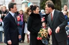 Dänemarks Kronprinz Frederik (l) und seine aus Australien stammende Frau Mary werden am Freitag (17.02.2006) beim Besuch der Kunsthalle in Hamburg vom Kunsthallenchef Hubertus Gaßner (r) begrüßt. (Foto: dpa)