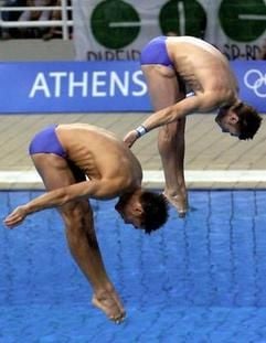 Gemeinsam waren Andreas Wels und Tobias Schellenbergtop, einzeln ging es völlig daneben: Eine Woche nach olympischemSynchron-Silber sind die Beiden am Montag im Kunstspringen vom 3-m-Brett im Vorkampf ausgeschieden. (Foto: dpa)