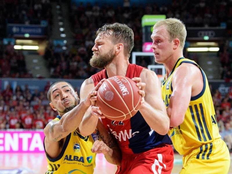 Alba-Spieler Peyton Siva (l) und Luke Sikma (r) versuchen Münchens Danilo Barthel zu blocken. Foto: Matthias Balk