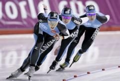 Das Deutsche Team mit Anni Friesinger (li.), Daniela Anshutz (mitte) and Claudia Pechstein beim Weltcup in Calgary. (Foto: dpa)
