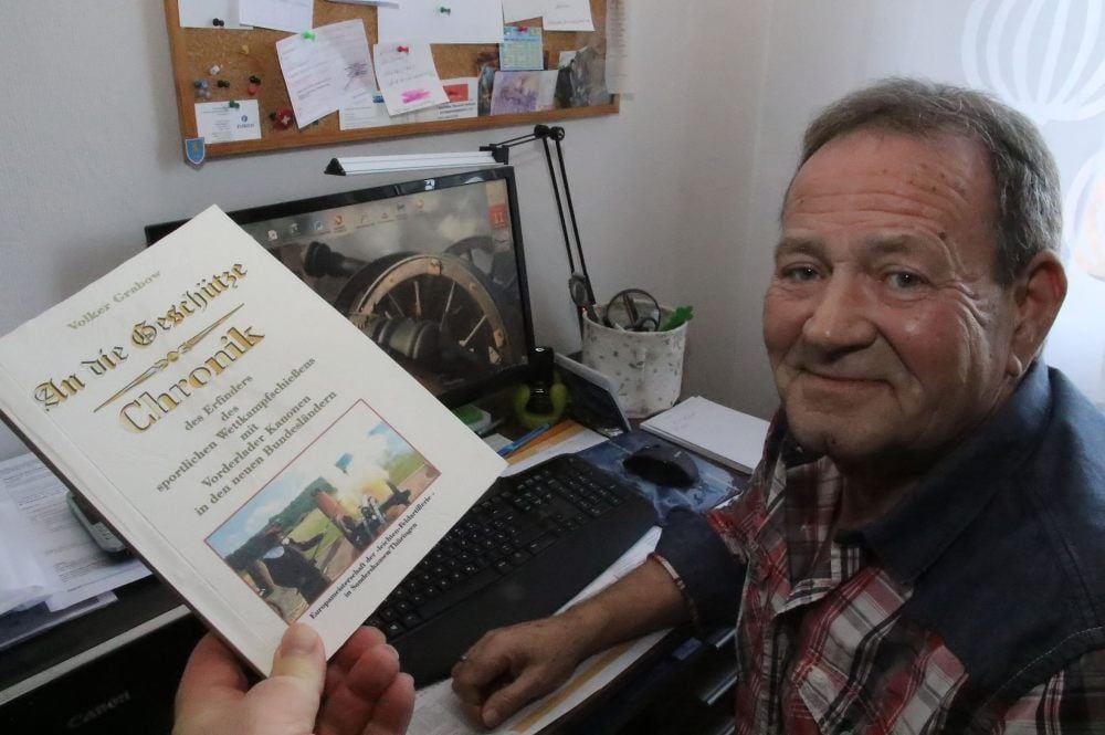 Er kann nicht nur mit Kanonen schießen, er kann auch Bücher schreiben: Volker Grabow.
