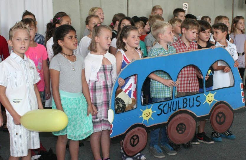 Die Klassenstufe drei sorgt bei der Zusammenkunft in der Turnhalle für ein buntes Programm. Hier geht es gerade mit dem Schulbus auf Tour.