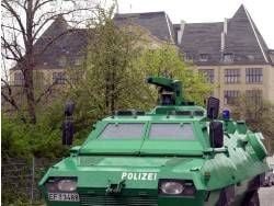 Ein gepanzertes Fahrzeug der Polizei steht am 26. April 2002 in der Nähe des Erfurter Gutenberg-Gymnasiums, wo der ehemalige Schüler Robert Steinhäuser mehrere Lehrer, Schüler und einen Polizisten getötet hatte. (Archivfoto: dpa)