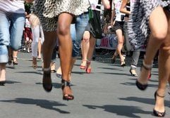 Mindestens sieben Zentimeter hoch müssen die Absätze der Teilnehmerinnen des «Stiletto-Runs» sein, die in Berlin über den Asphalt laufen. (Foto: dpa)