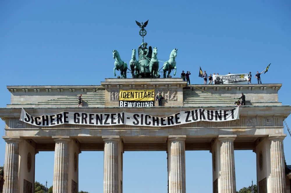 Wie bei Greenpeace - die Identitären im Sommer mit der Aufsehen erregenden Aktion gegen Flüchtlinge auf dem Brandenburger Tor in Berlin.