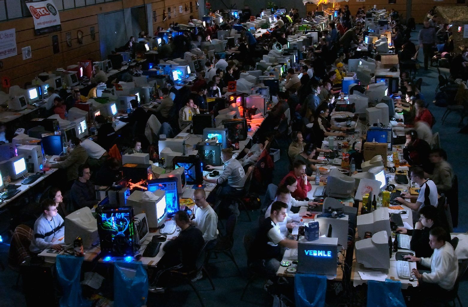 In der Spergau Jahrhunderthalle treffen sich am Wochenende 350 Computerspieler zu einer Lan-Party.