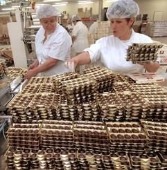 In Deutschlands ältester Schokoladenfabrik, der Halloren-Schokoladenfabrik GmbH in Halle (Saale), arbeiten Oslinde Nitschke (r.) und Ines Just an der Verpackungslinie. (Foto: dpa)