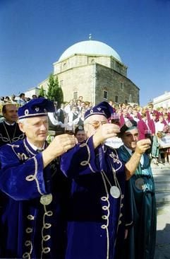 «Egészségedre!» - das ungarische Wort für «Prost!» lernt man auf einer Reise in die Schwäbische Türkei in Ungarn. Bei Weinfesten wie hier in Pécs wird an der Aussprache gefeilt. (Foto: dpa)