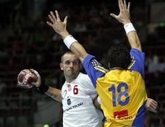 Der Pole Grzegorz Tkaczyk (l) erzielt am Schweden Tobias Karlsson (r) vorbei einen Treffer. Polen gewann 30:24 gegen Schweden. (Foto: dpa)