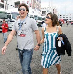 Der ehemalige brasilianische Fußballstar Ronaldo zusammen mit seiner Freundin Maria Beatriz Antony am 22.06.2008 beim Besuch auf der Rennstrecke von Magny Cours beim Großen Preis von Frankreich. (Foto: dpa)