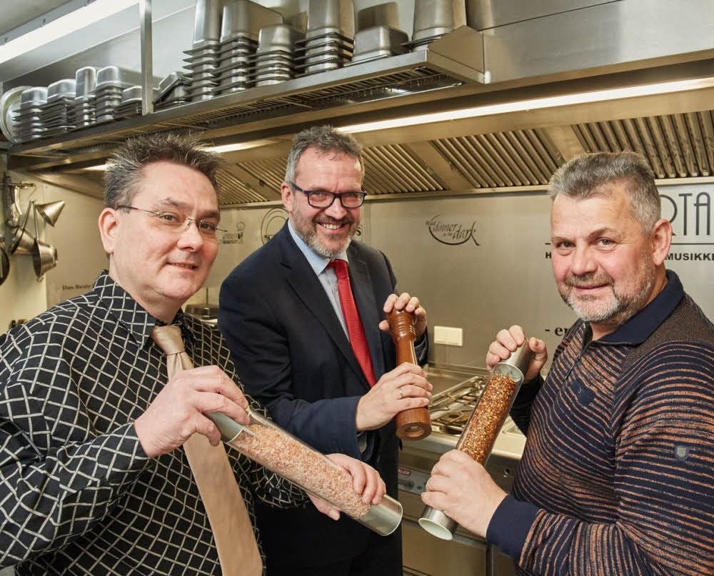 Hotelier Thomas Beier (von links), Holger Dittrich und Gerd Klinz wollen dem Benefizkochabend die richtige Würze geben.
