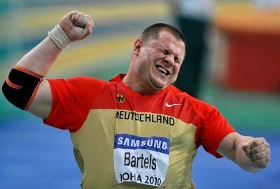 Ralf Bartels freut sich über seine Bronze-Medaille. (FOTO: DPA)