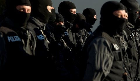 Vermummte Beamte eines Spezialeinsatzkommandos (SEK)