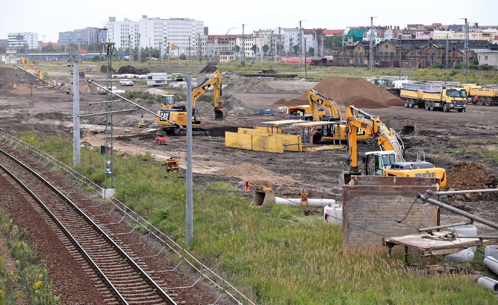 Die ersten Bauarbeiten für den Umbau des Bahnhofs Halle/Saale sind bereits im Gange.
