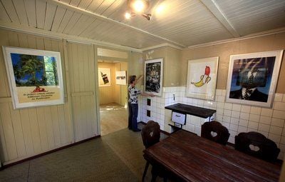 Eine Frau bereitet im John Heartfield Haus in Waldsieversdorf (Märkisch Oderland) in Brandenburg eine Ausstellung vor. (FOTO: DDP)
