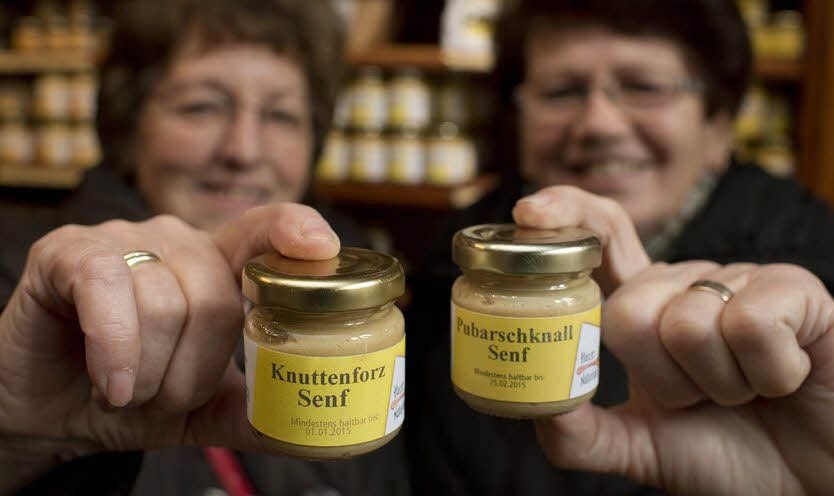 „Knuttenforz“ und „Pubarschknall“ gehören zu den Rennern im Laden, so auch bei Helga Helmund und Rosi Häfner (r.).
