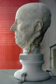 Blick auf die Totenmaske Friedrich Schillers (1759-1805) im Schillermuseum in Weimar. Der Totenschädel des Dichters Friedrich Schiller in der Weimarer Fürstengruft ist laut einer DNA-Analyse nicht das Original. (Foto: dpa)