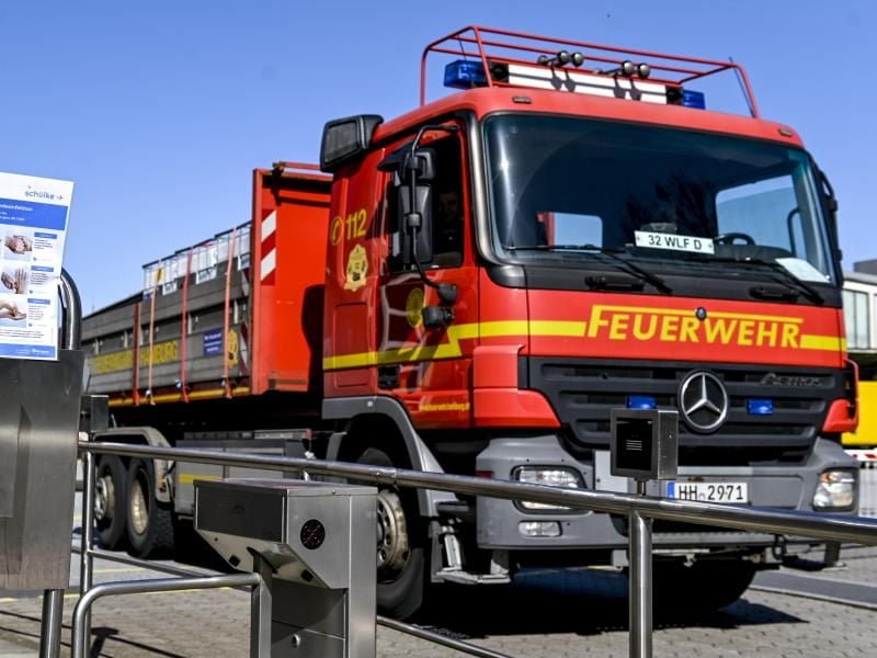 Die Feuerwehr verlässt mit Paletten Desinfektionsmitteln das Betriebsgelände der Beierdorf AG. Foto: Axel Heimken/dpa