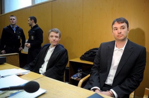 Der wegen Mordes an dem Bankierssohn Jakob von Metzler verurteilte Magnus Gaefgen (rechts) sitzt in Frankfurt am Main im Prozess wegen Schmerzensgeldes gegen das Land Hessen neben seinem Anwalt Michael Heuchemer im Gerichtssaal. (ARCHIVFOTO: DAPD)