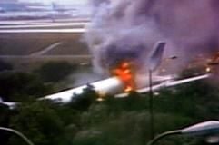 Flammen und Rauch steigen über einer Air France-Maschine auf. Das Flugzeug vom Typ A 340 fing nach einer Bruchlandung nach dem Start sofort Feuer. Alle 309 Insassen überlebten. (Foto: dpa)