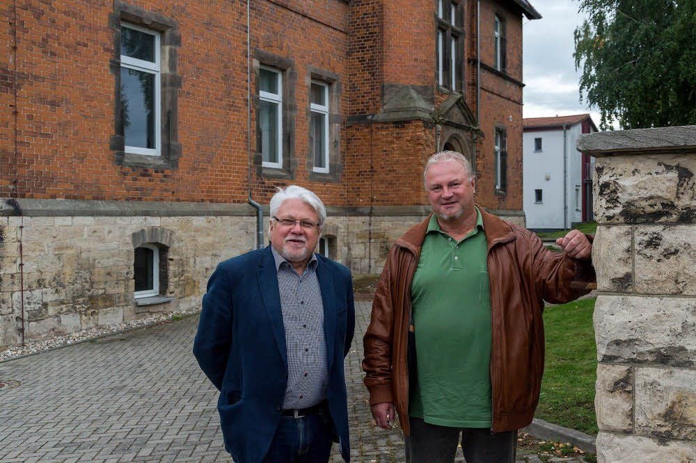 Rehei-Geschäftsführer Jürgen Rehse (links) und sein Mieter Rainer Heine vor der alten Chirurgie in Querfurt.